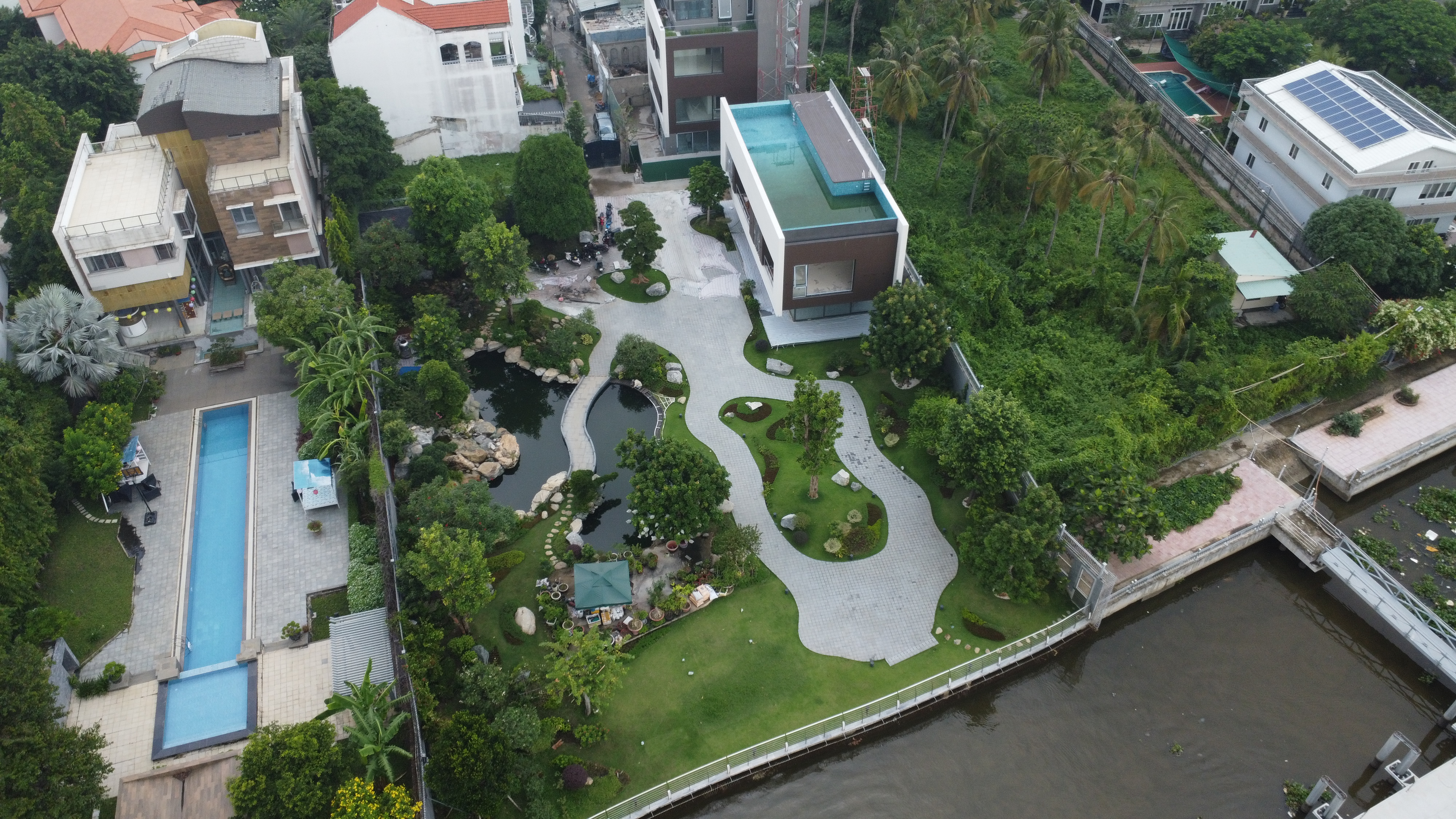 BIỆT THỰ SÂN VƯỜN - QUẬN 2